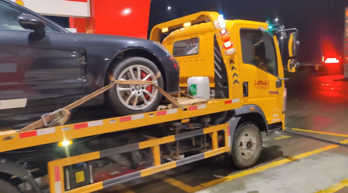 云南行车途中遇到突发状况该如何呼叫道路救援？
